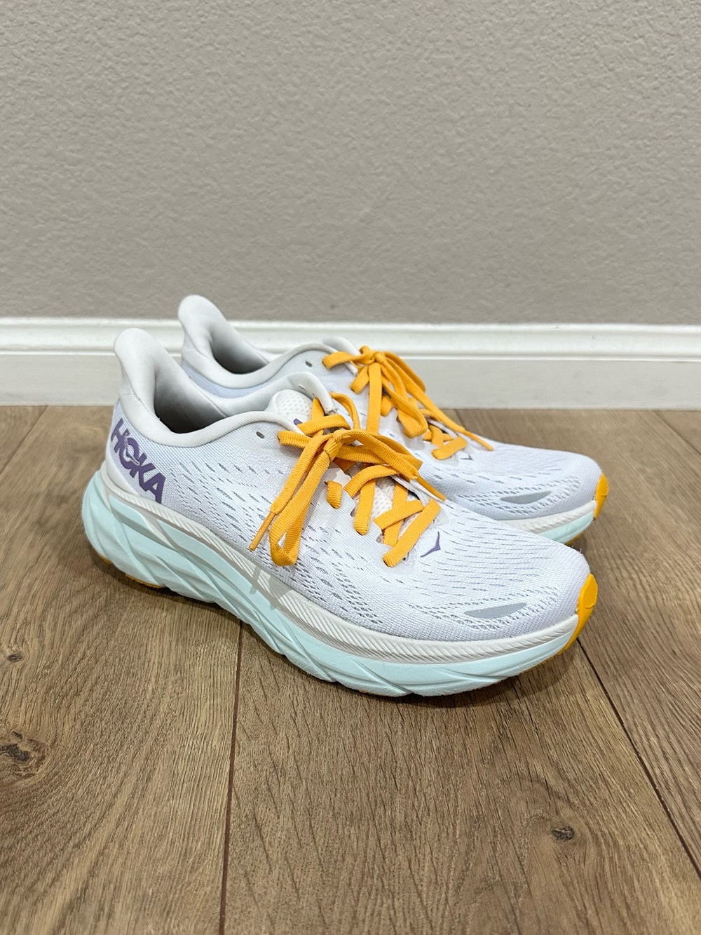 Hoka clifton 8 tennis shoes Size 6